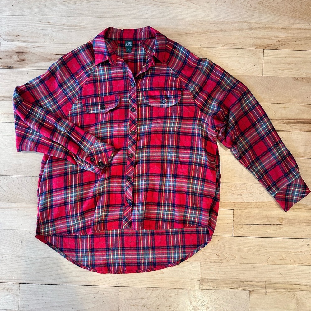 Red flannel, relaxed fit, 2 chest pockets, 2 side pockets! Super soft